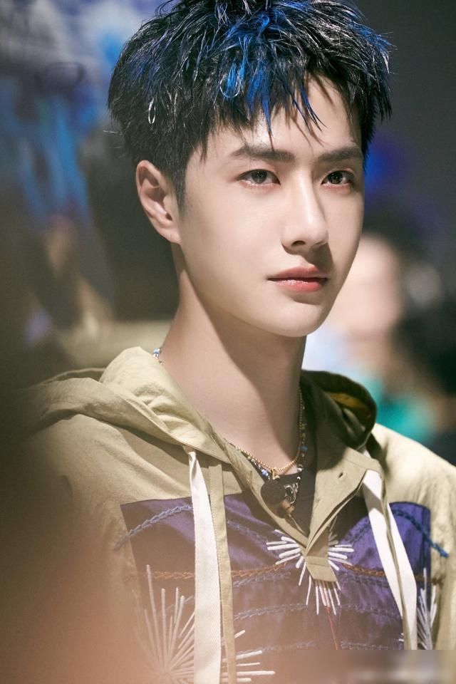  导演|王一博拿道具刀吓导演，导演佯怒，王一博为何得众导演喜欢