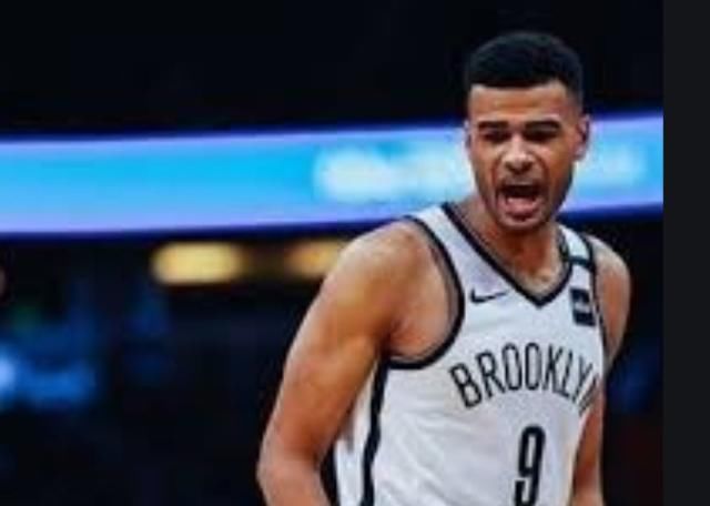 巴罗|卡巴罗球衣背后展示内容为法语“自由，平等，博爱”