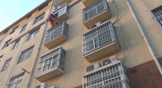  消防员|真是醉了！男子酣睡4楼空调外机平台，吊在半空还在猛踹消防员