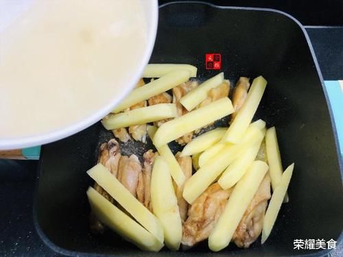  香嫩|原来鸡翅还可以这样做，小孩爱吃下饭没压力，香嫩美味和土豆最配