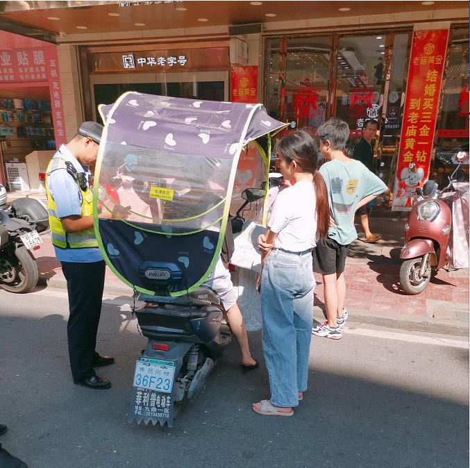 交通安全|南城交警持续整治加装遮阳伞