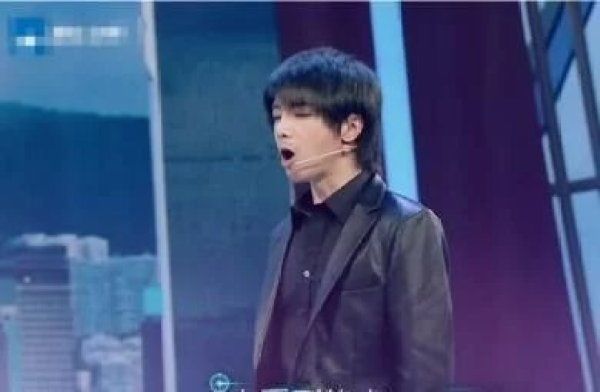  意外|《王牌》台上潘长江意外摔倒，沈腾一句话机智救场，不愧综艺王！