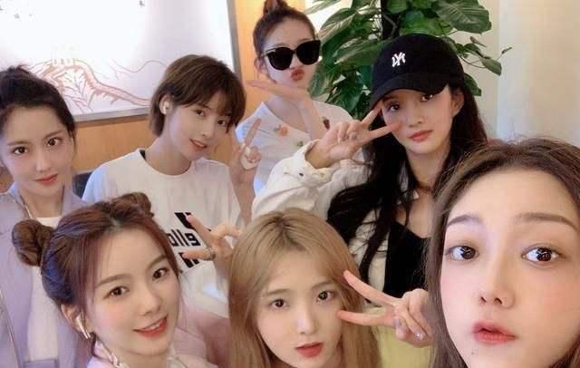 出场|硬糖少女上节目做评委,出场时节目组忘了开美颜,引起众网友热议