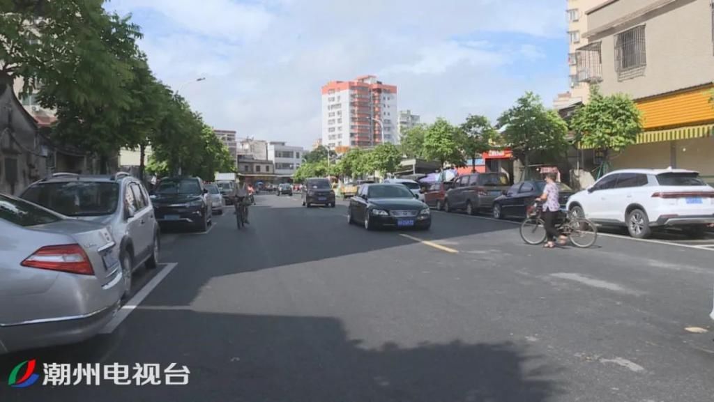 路段|潮州福安路段道路中间停放着近10辆私家车，把路面当成了自己的停车场