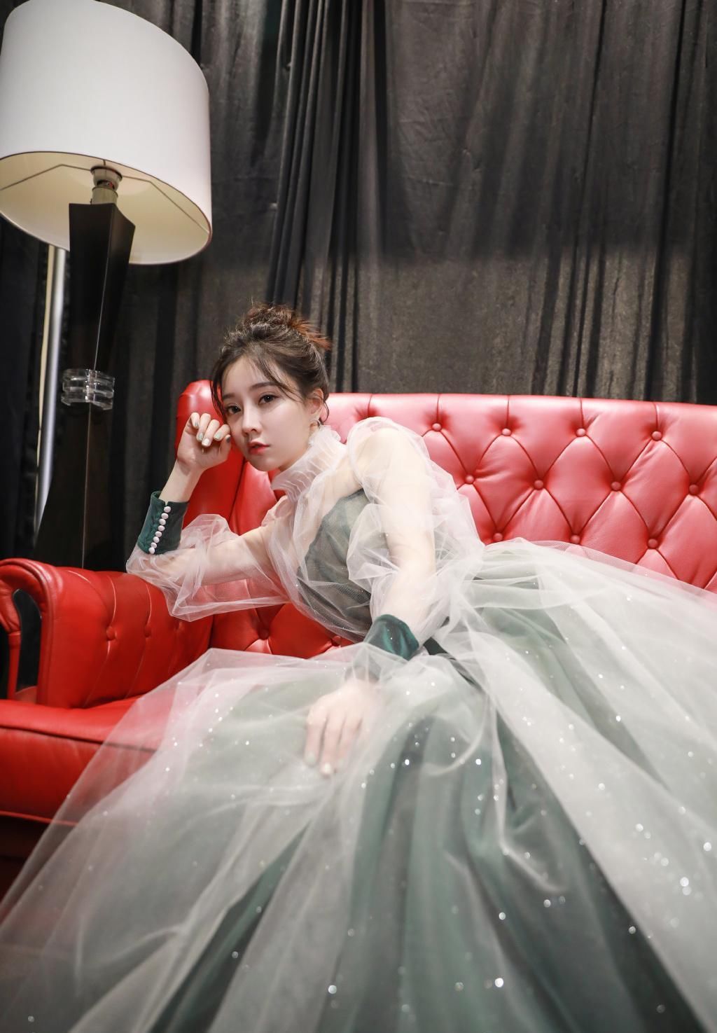  依旧|不愧是“宅男女神”，冯提莫露背轻纱裙配高马尾，29岁依旧甜美