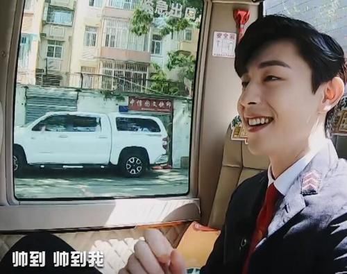  节目|邓伦就随意拍了下裤腿，结果被杨幂看到后，一句夸赞让他乐开花了