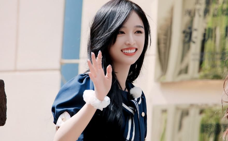  挑战|吴宣仪录制跑男挑战JK风，她的袜子太抢眼，这才是对JK最大的尊重