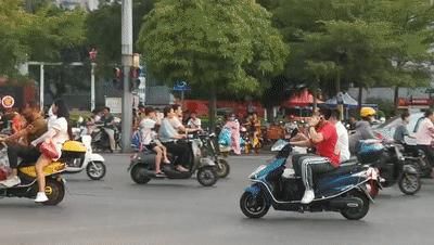 电驴|闯红灯、逆行、不按车道行驶…这些骑电驴的被交警曝光,有你吗?