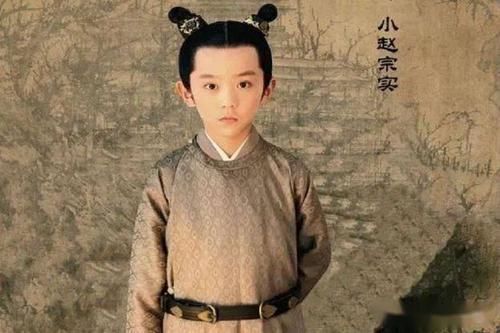  骨火|神仙选角，《隐秘的角落》三个小戏骨火了，这些后浪们，够浪的！