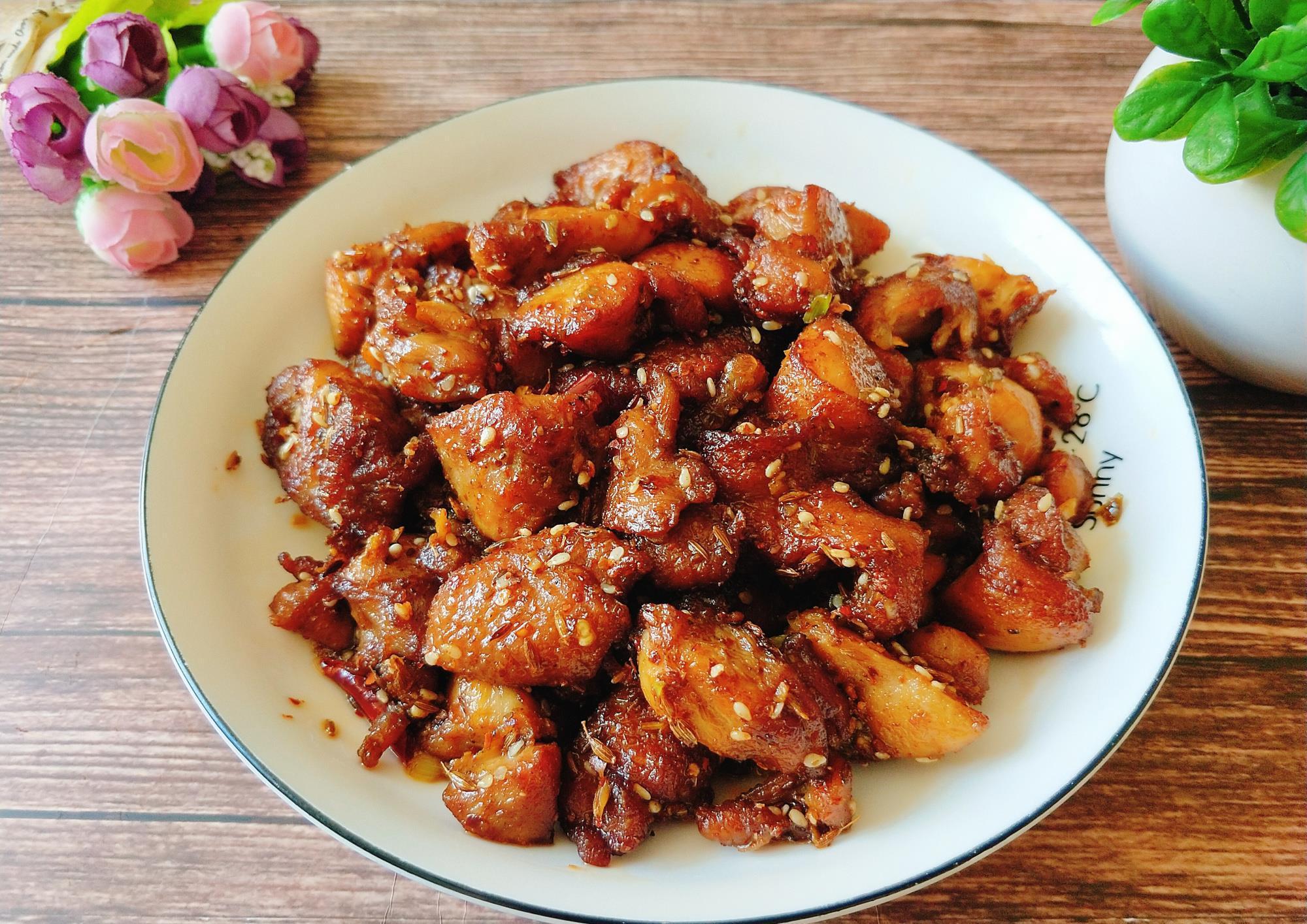 美味|鸡腿肉新吃法,外焦里嫩香辣过瘾,比烧烤还美味,配上啤酒真爽!