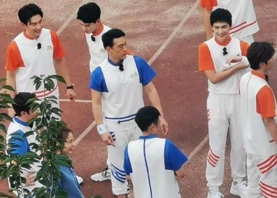  吴昕|吴昕到底有多忙？从《浪姐》到《向往的生活》，连衣服都来不及换