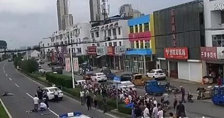  零件|小轿车遭遇严重车祸 零件碎片散落满地一片狼藉悲剧真相太可怕了