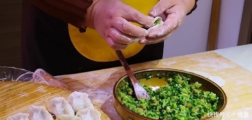 焯水|萝卜饺子怎么做好吃?原来调馅有秘诀,萝卜没异味还格外鲜,真香
