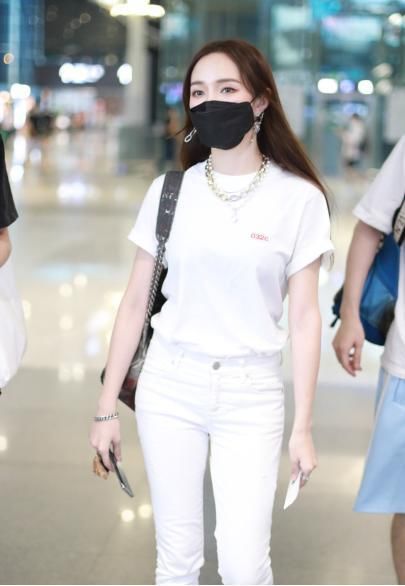 造型|孟佳造型朋克,穿日常款短袖配牛仔裤,也要配条“大金链子”