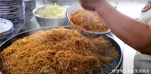 小吃|夫妻街头卖“地道”小吃,6元一份分量足,食客附近仅此一家!