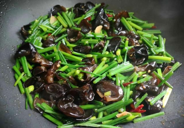  别错过|入伏后，吃这菜正当时，2元一把，清脆爽口，排毒甩脂肪，别错过