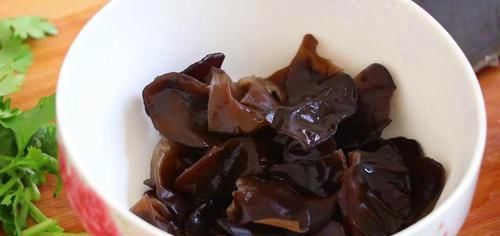  做法|洋葱拌木耳的家常做法，简单又美味，特别爽口