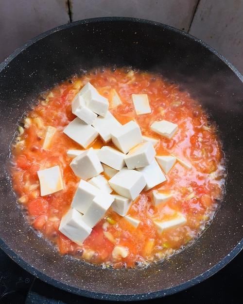  豆腐|西红柿炖豆腐，美味特下饭，汤汁泡米饭，熊孩子能吃两大碗！
