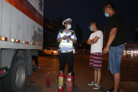  北京|警探号｜北京交警夜查危化品车 120余货车被处罚