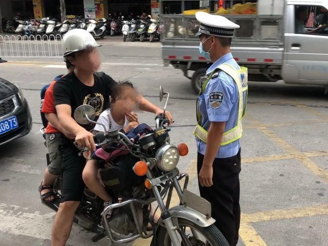 摩托车|五大曝光行动丨摩托车超载危害大，交警严惩不贷！【交通违法曝光台】