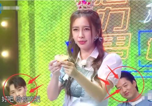  baby|31岁baby现场表演撒娇，镜头拍到男嘉宾们神情，功力如何很明显！