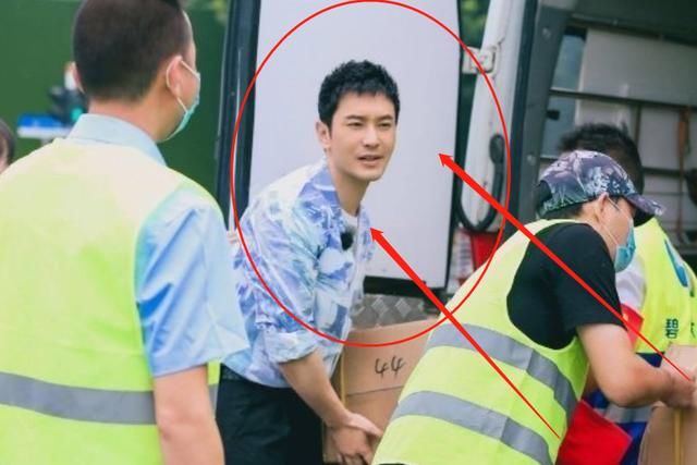  杀青|《中餐厅4》杀青合影，黄晓明站C位，我却注意到王俊凯的脸