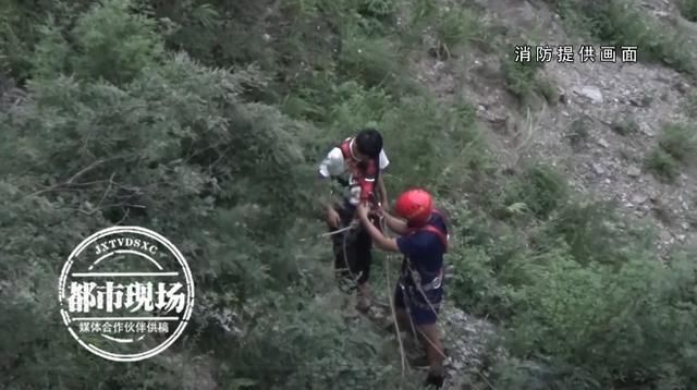 困学生|8名学生被困山崖，离路面有40米，脚边就是滚滚洪水