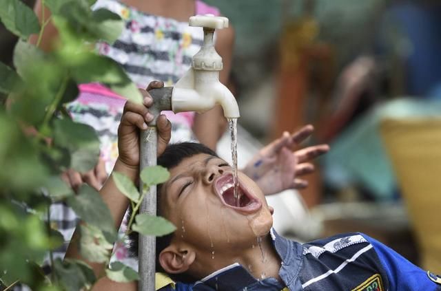  色素|印度人制作冰棍，恒河水加色素，就行了！网友：看得我肚子疼