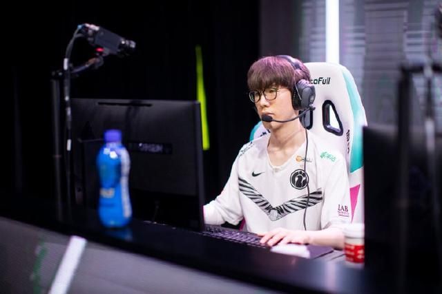  iG|iG教练Chris下巴摔伤，粉丝调侃：能bp就行，滑板鞋卢锡安锁了？