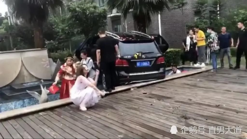  婚车|痛惜！奔驰婚车失控，突然加速撞死俩姐弟，其弟弟才6个月