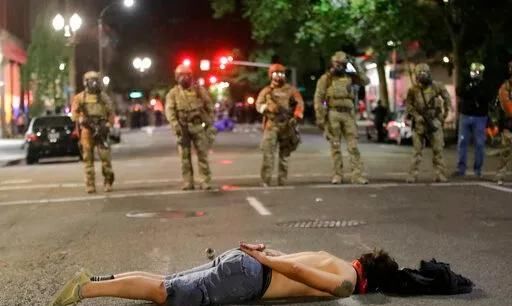 火光冲天|美国多地再发暴乱,5000抗议者冲破法院围栏,火光冲天