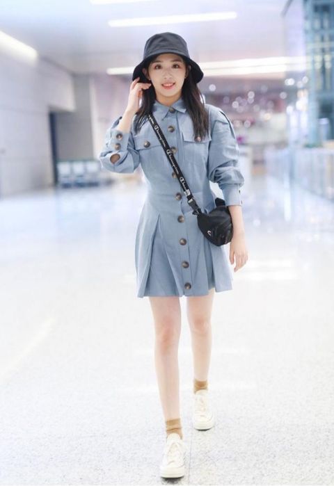  防腐剂|张含韵是吃了“防腐剂”吗？穿衬衣裙尽显少女身材