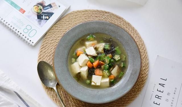 不用|它所含的钙质与牛奶相当,更易被吸收,做成汤,不用淀粉也滑溜