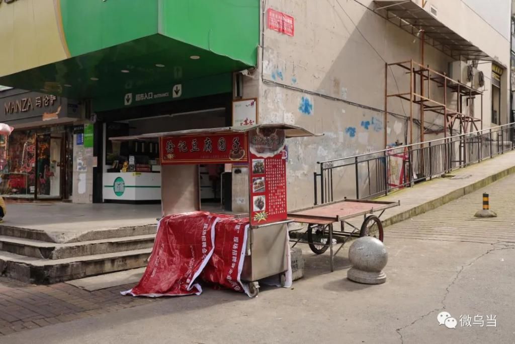 乱放|曝光台 | 北衙路机动车乱停乱放现象严重