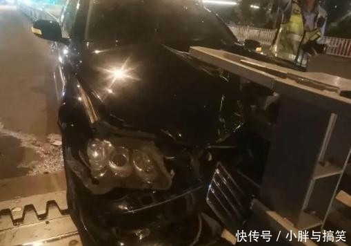 司机|隔离栏钢板直插车头!只因司机这个小动作