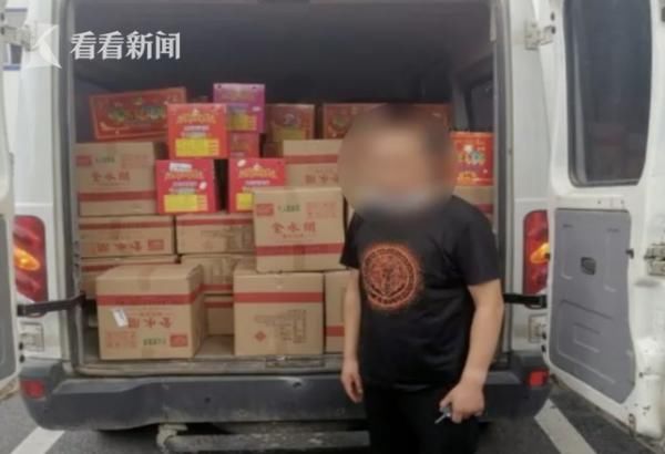  交警|男子开车抽烟被拦下 打开车门一看交警惊呆了