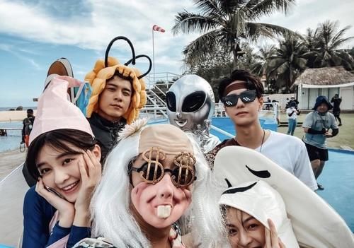  夏日|宝藏综艺《夏日冲浪店》，王一博陪你海上冲浪，只有相爱没有相杀