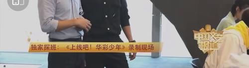  监考老师|易烊千玺去华彩少年当监考，双手背后面有模有样，对待选手像慈祥老父亲