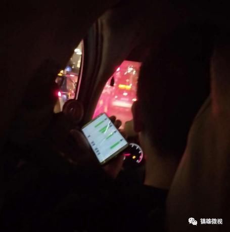 出租车|镇雄一出租车司机开车途中微信视频聊天,结果...