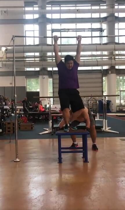  东京奥运会|世界冠军实现自我超越！一口气做10个引体向上，教练赶紧递上凳子