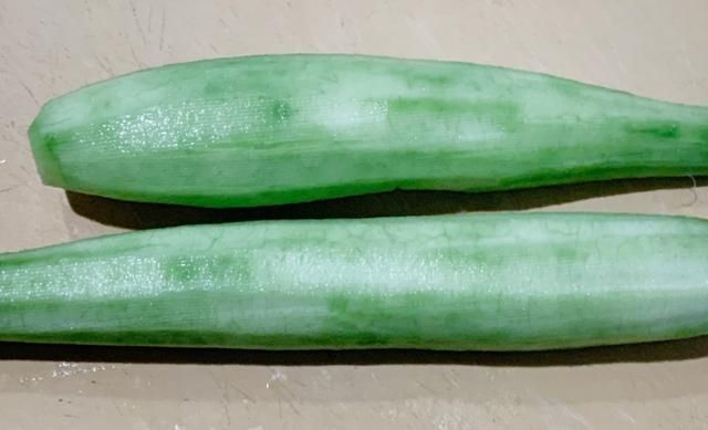  干贝|还直接下锅炒丝瓜吗？费油又难看，有了这一步，让你拥有爽脆丝瓜