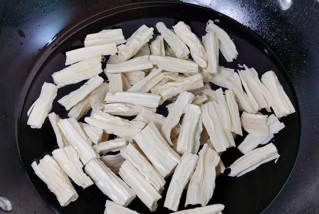  鲜美|做法简单的腐竹肉片汤，豆香浓郁，肉片鲜美滑嫩，一碗都不够喝