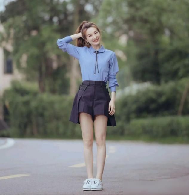 综艺节目|吴昕曝出“校园风”写真,甜美可爱宛如少女,完全不像30岁姐姐