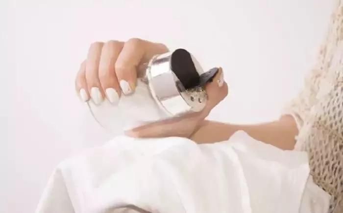 发黄|衣服发黄，别用漂白剂了，水里加点它，比新买的还干净！