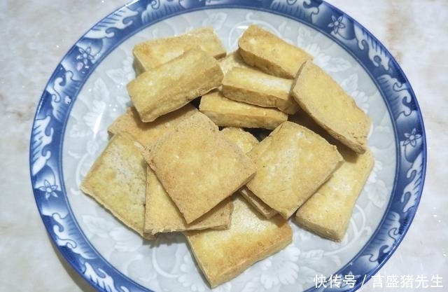 把豆腐|豆腐鸡蛋新吃法，鲜香入味，隔三差五做给家人吃，营养好吃人人夸