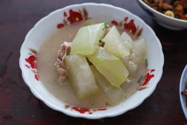  朴实|亲戚来陪二伯过生日，二伯母做了9个菜招待，网友：朴实的农家菜