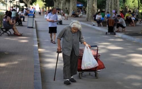 幸福|三位70岁老人的哭诉：家有高寿老人，是我晚年痛苦的开始