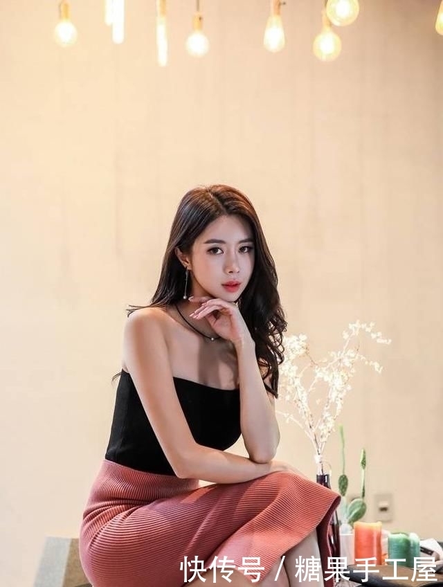 尽显|成熟妩媚的小姐姐,时尚穿搭抹胸紧身裙,尽显高挑女神气息