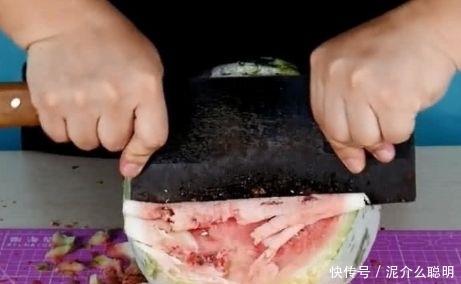 取出|男子把西瓜冻了10天,取出来后用菜刀切开后,看着太熟悉了