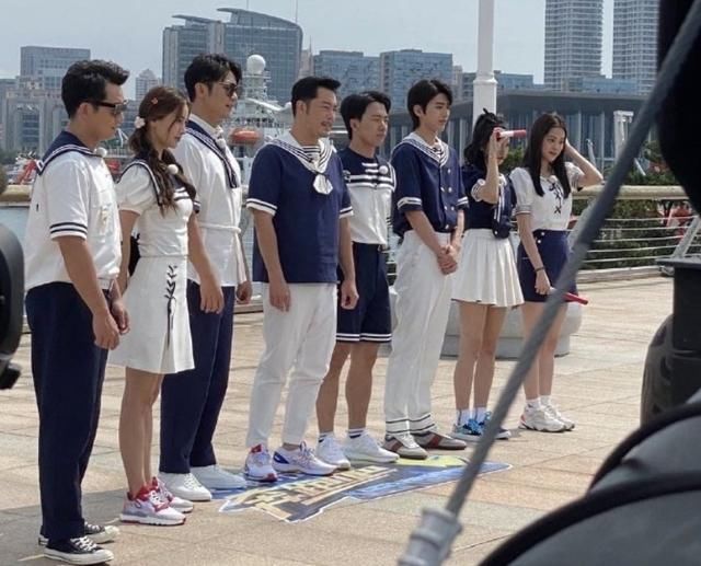  美颜|娜比吴宣仪录跑男，路人忘开美颜随手一拍，两人肤色差我没眼花？